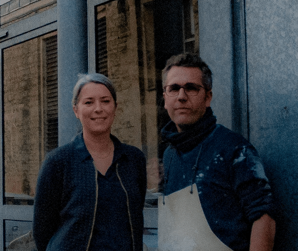 E&Eportrait Portrait d'Erwan et Emilie devant l'atelier d'urnes funéraires